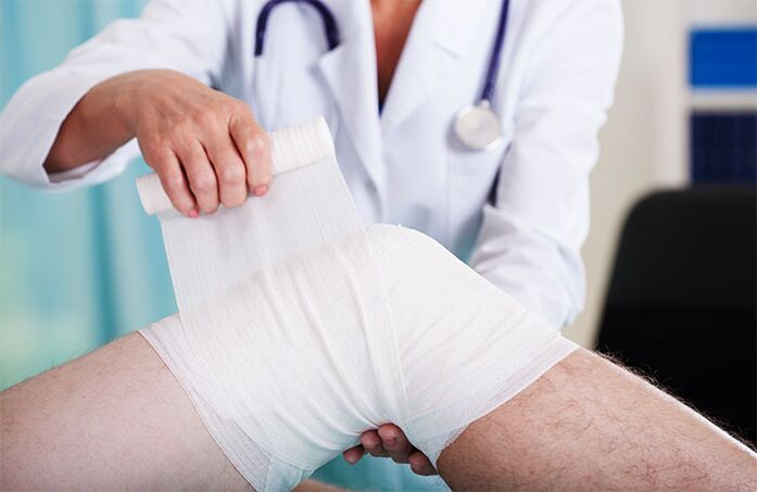 Ο γιατρός συνδέει την άρθρωση του γόνατος με την οστεοαρθρίτιδα